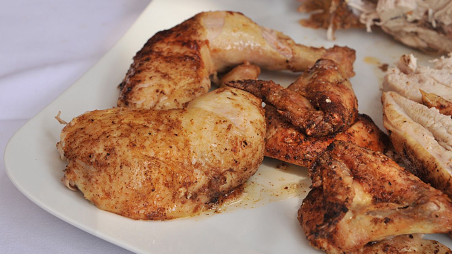 Huhn auf Bier, das rat ich dir!: Der Hähnchengrill um die Ecke kann gegen so saftige Hähnchen gleich einpacken. Besser geht’s kaum. Wer von Hähnchen genug hat, kann sich auch an Wachteln, Gänsen und Enten wagen. Statt Bier kann man auch Rotwein, Cidre oder nicht alkoholische Getränke wie Cola oder Säfte verwenden. Fortgeschrittene sollten mit diversen Marinaden experimentieren, in die man die Tiere stundenlang einlegen kann. Der Hähnchengrill um die Ecke kann gegen so saftige Hähnchen gleich einpacken. Besser geht’s kaum. Wer von Hähnchen genug hat, kann sich auch an Wachteln, Gänsen und Enten wagen. Statt Bier kann man auch Rotwein, Cidre oder nicht alkoholische Getränke wie Cola oder Säfte verwenden. Fortgeschrittene sollten mit diversen Marinaden experimentieren, in die man die Tiere stundenlang einlegen kann.
