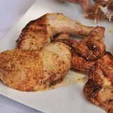 Der Hähnchengrill um die Ecke kann gegen so saftige Hähnchen gleich einpacken. Besser geht’s kaum. Wer von Hähnchen genug hat, kann sich auch an Wachteln, Gänsen und Enten wagen. Statt Bier kann man auch Rotwein, Cidre oder nicht alkoholische Getränke wie Cola oder Säfte verwenden. Fortgeschrittene sollten mit diversen Marinaden experimentieren, in die man die Tiere stundenlang einlegen kann.