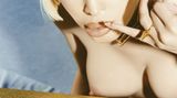Und noch einmal Amanda Lepore, diesmal in dekadenter Pose. "Addicted to Diamonds" lautet der Titel dieses Fotos.