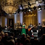 Immer wieder spielte Stevie Wonder für den früheren Präsidenten. 2009 war Michelle Obama anwesend, als der blinde Musiker den Gershwin Prize For Popular Song verliehen bekam.