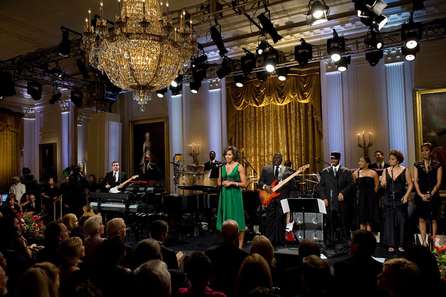Immer wieder spielte Stevie Wonder für den früheren Präsidenten. 2009 war Michelle Obama anwesend, als der blinde Musiker den Gershwin Prize For Popular Song verliehen bekam.