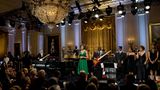 Immer wieder spielte Stevie Wonder für den früheren Präsidenten. 2009 war Michelle Obama anwesend, als der blinde Musiker den Gershwin Prize For Popular Song verliehen bekam.
