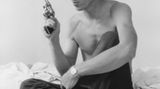 Dead 1970, 1968  Wie in einem Gangsterfilm posiert dieser Mann mit dem Revolver. Man ist an den jungen Jean-Paul Belmondo in Godards "Außer Atem" erinnert.