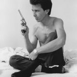 Dead 1970, 1968  Wie in einem Gangsterfilm posiert dieser Mann mit dem Revolver. Man ist an den jungen Jean-Paul Belmondo in Godards „Außer Atem“ erinnert.