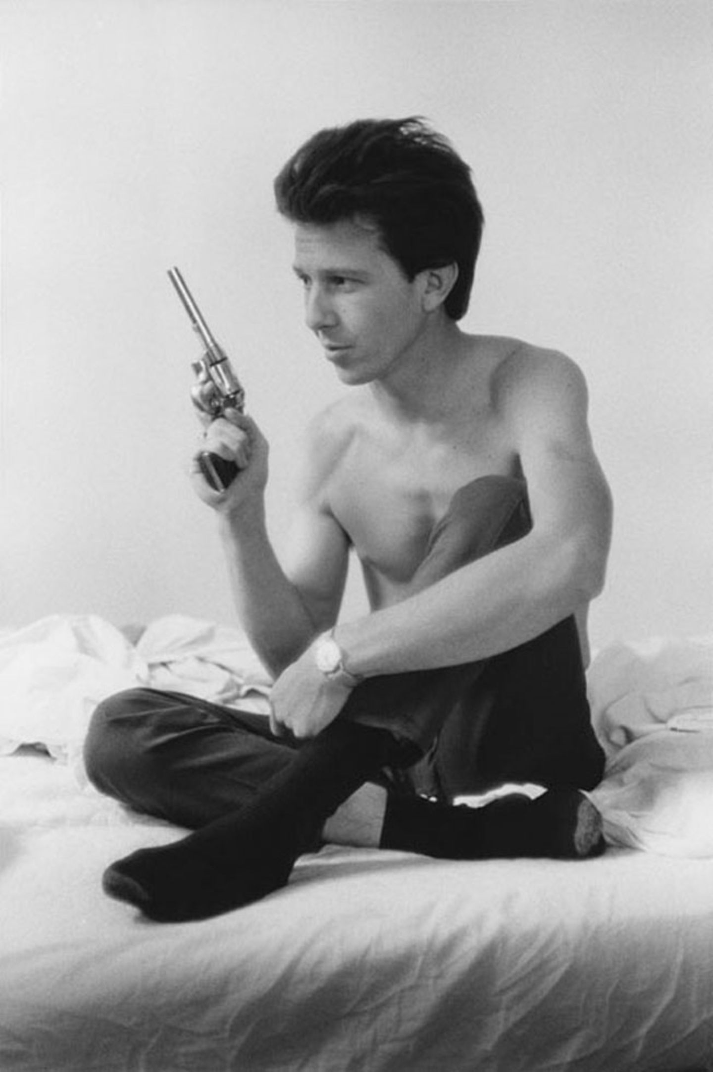 Dead 1970, 1968  Wie in einem Gangsterfilm posiert dieser Mann mit dem Revolver. Man ist an den jungen Jean-Paul Belmondo in Godards "Außer Atem" erinnert.