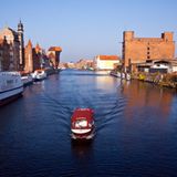Beim Spaziergang entlang der Mottlau gewinnt der Besucher einen ersten Eindruck von der geschichtsträchtigen und modernen Seite Danzigs. Der Fluss mit einer Länge von 65 Kilometern mündet hier in die Weichsel