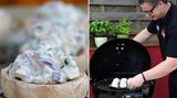 So sollten ihre gefüllten Champignons dann vor dem Grillen aussehen. Grillmeister Breinig hat die Champignons auf eine spezielle Gemüsegrillschale gelegt. Eine Aluschale tut es aber auch. Nicht vergessen, wir grillen hier indirekt. Die Holzkohle liegt also am Rand des Kugelgrills, die Pilze kommen in die Mitte. Deckel zu und bei gut 200 Grad 15 Minuten garen.