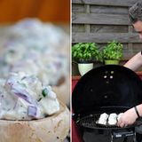 So sollten ihre gefüllten Champignons dann vor dem Grillen aussehen. Grillmeister Breinig hat die Champignons auf eine spezielle Gemüsegrillschale gelegt. Eine Aluschale tut es aber auch. Nicht vergessen, wir grillen hier indirekt. Die Holzkohle liegt also am Rand des Kugelgrills, die Pilze kommen in die Mitte. Deckel zu und bei gut 200 Grad 15 Minuten garen.