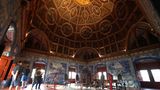 Der Palácio Nacional de Sintra wurde bereits im 10. Jahrhundert während der muslimischen Periode erstmals erwähnt. Später mehrfach umgebaut, geht seine heutige Form vor allem auf das 15. und frühe 16. Jahrhundert unter Manuel I. zurück. Der Stil wird nach dem Monarchen auch als Manuelinik bezeichnet. Die blauen Keramikfliesen, genannt Azulejos, stammen ebenfalls aus dieser Zeit und sind typisch für diesen Stil