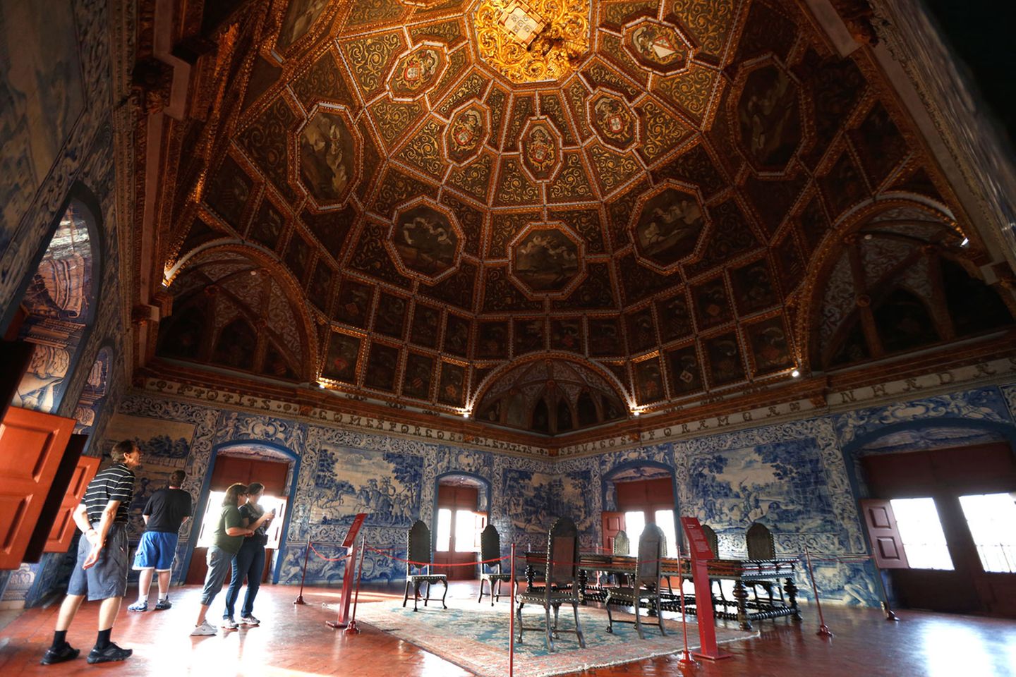 Die Paläste von Sintra: Der Palácio Nacional de Sintra wurde bereits im 10. Jahrhundert während der muslimischen Periode erstmals erwähnt. Später mehrfach umgebaut, geht seine heutige Form vor allem auf das 15. und frühe 16. Jahrhundert unter Manuel I. zurück. Der Stil wird nach dem Monarchen auch als Manuelinik bezeichnet. Die blauen Keramikfliesen, genannt Azulejos, stammen ebenfalls aus dieser Zeit und sind typisch für diesen Stil Der Palácio Nacional de Sintra wurde bereits im 10. Jahrhundert während der muslimischen Periode erstmals erwähnt. Später mehrfach umgebaut, geht seine heutige Form vor allem auf das 15. und frühe 16. Jahrhundert unter Manuel I. zurück. Der Stil wird nach dem Monarchen auch als Manuelinik bezeichnet. Die blauen Keramikfliesen, genannt Azulejos, stammen ebenfalls aus dieser Zeit und sind typisch für diesen Stil