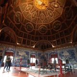 Der Palácio Nacional de Sintra wurde bereits im 10. Jahrhundert während der muslimischen Periode erstmals erwähnt. Später mehrfach umgebaut, geht seine heutige Form vor allem auf das 15. und frühe 16. Jahrhundert unter Manuel I. zurück. Der Stil wird nach dem Monarchen auch als Manuelinik bezeichnet. Die blauen Keramikfliesen, genannt Azulejos, stammen ebenfalls aus dieser Zeit und sind typisch für diesen Stil