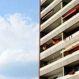 Zwischen Markisen und Blumenkästen wirken die vereinzelten Flaggen wie zum Trocknen aufgehängte Wäsche.  Mehr von der Fotografin auf Die Lichtung