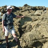 Ein Fest für Interessierte: Wanderführer Ralf Freiheit erklärt Inselgestein.