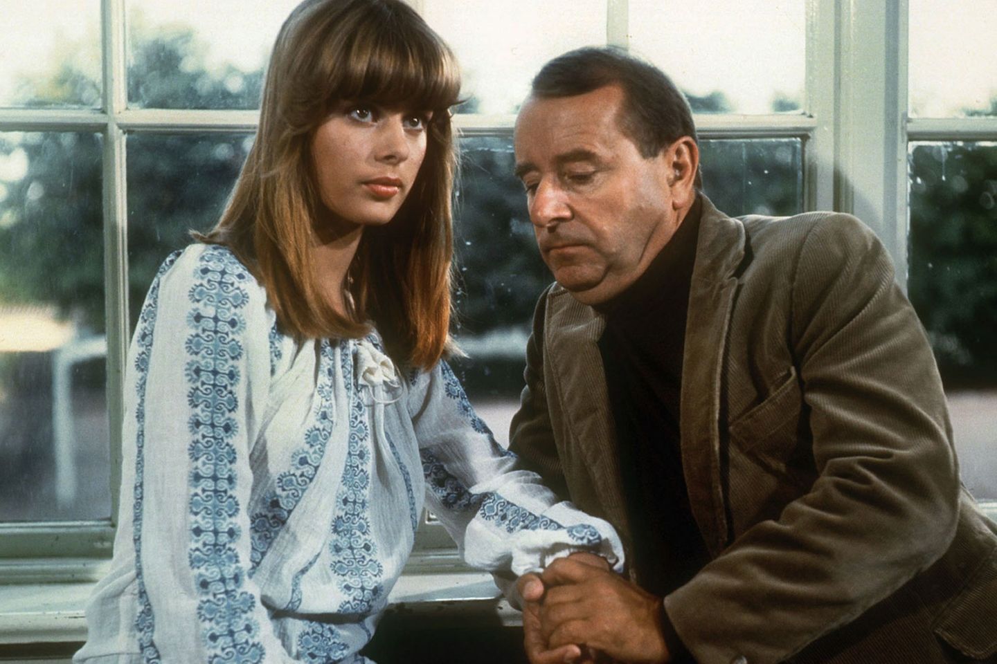 Die kontroversesten "Tatort"-Folgen: "Reifezeugnis", "Tatort"-Folge: 73, Jahr: 1977 Ein Hauch "Schulmädchenreport" für das deutsche Biedermeier-Wohnzimmer - und schon ist der Skandal perfekt: Klaus Kinskis Tochter Nastassja verführt als 17-jährige Sina Wolf ihren Lehrer (Christian Quadflieg) und stellt ihren gleichaltrigen Verehrer kalt. "Störend wirkte allenfalls die Konzession an den Zeitgeist, die Fräulein Kinski veranlaßte, wiederholt den Busen zu entblößen", urteilte die "Welt" damals. Kinski war 16 Jahre alt. "Es war ohne Zweifel nicht die eher betuliche Krimihandlung, die 'Reifezeugnis' den durchschlagenden Dauererfolg bescherte", befand dann auch ein Kritiker in der Rückschau. "Reifezeugnis", "Tatort"-Folge: 73, Jahr: 1977 Ein Hauch "Schulmädchenreport" für das deutsche Biedermeier-Wohnzimmer - und schon ist der Skandal perfekt: Klaus Kinskis Tochter Nastassja verführt als 17-jährige Sina Wolf ihren Lehrer (Christian Quadflieg) und stellt ihren gleichaltrigen Verehrer kalt. "Störend wirkte allenfalls die Konzession an den Zeitgeist, die Fräulein Kinski veranlaßte, wiederholt den Busen zu entblößen", urteilte die "Welt" damals. Kinski war 16 Jahre alt. "Es war ohne Zweifel nicht die eher betuliche Krimihandlung, die 'Reifezeugnis' den durchschlagenden Dauererfolg bescherte", befand dann auch ein Kritiker in der Rückschau.