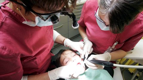 Vollnarkosen beim Zahnarzt bergen vor allem für Kinder Gefahren.