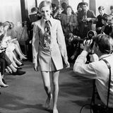 Es ist eher ungewöhnlich, dass ein Kleidungsstück nach dem Model benannt wird, das es präsentiert. In diesem Fall ist es anders: Bis heute ist der Schnitt als Twiggy-Kleid bekannt. Das Model präsentiert es mit einnem bunten Schlips.