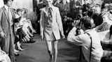 Es ist eher ungewöhnlich, dass ein Kleidungsstück nach dem Model benannt wird, das es präsentiert. In diesem Fall ist es anders: Bis heute ist der Schnitt als Twiggy-Kleid bekannt. Das Model präsentiert es mit einnem bunten Schlips.