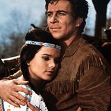 Die Karl-May-Verfilmungen lösten Begeisterung aus und waren eine der erfolgreichsten Kino-Reihen des Jahrzehnts. Götz George gehörte inzwischen zur ersten Riege der Filmschauspieler und wurde gleich für mehrere Teile der Reihe gebucht, er übernahm Rollen in "Der Schatz im Silbersee", "Unter Geiern" sowie in "Winnetou und das Halbblut Apanatschi" (Filmszene mit Uschi Glas).