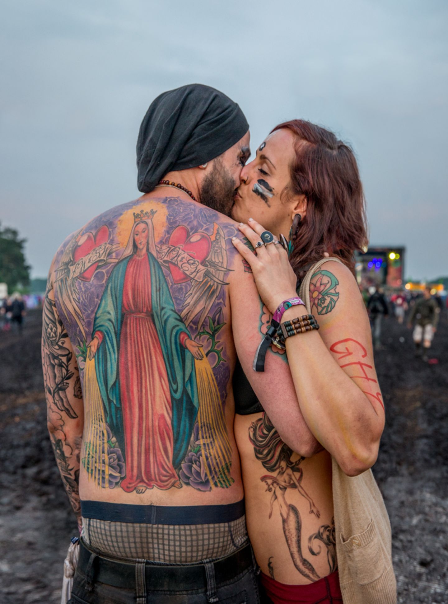 Beim Hurricane-Festival in Scheeßel ist die Tattoo-Dichte ebenfalls hoch. Das Foto der küssenden Menschen im Matsch erinnert an das zur Ikone gewordene Foto eines Paars in Woodstock.