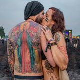 Beim Hurricane-Festival in Scheeßel ist die Tattoo-Dichte ebenfalls hoch. Das Foto der küssenden Menschen im Matsch erinnert an das zur Ikone gewordene Foto eines Paars in Woodstock.