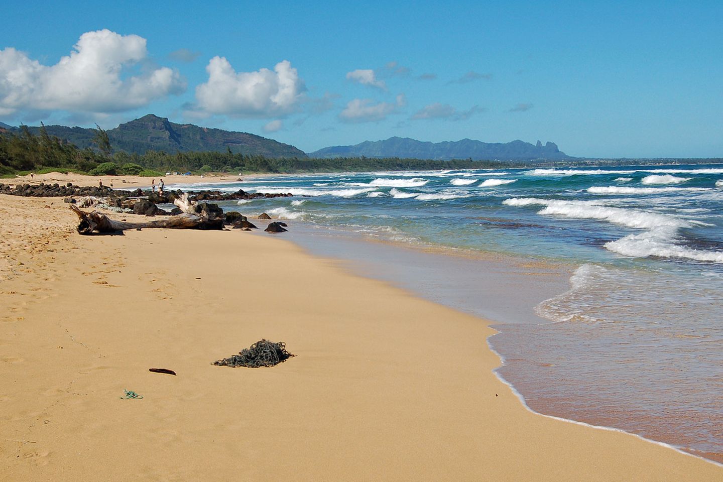 Ortswechsel nach Kauai  Doch Hawaii ist nicht nur Oahu. Eine halbe Flugstunde weiter im Nordwesten liegt Kauai. Hier hat kein Ort mehr als 10.000 Einwohner, kein Haus darf höher als eine Kokospalme sein. Werbeplakate sind verboten, die Strände fast menschenleer.