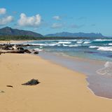 Ortswechsel nach Kauai  Doch Hawaii ist nicht nur Oahu. Eine halbe Flugstunde weiter im Nordwesten liegt Kauai. Hier hat kein Ort mehr als 10.000 Einwohner, kein Haus darf höher als eine Kokospalme sein. Werbeplakate sind verboten, die Strände fast menschenleer.