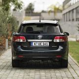 Wuchtige Heckscheinwerfer sowie ein geringfügig veränderter hinterer Stoßfänger verleihen dem Wagen mehr Stand