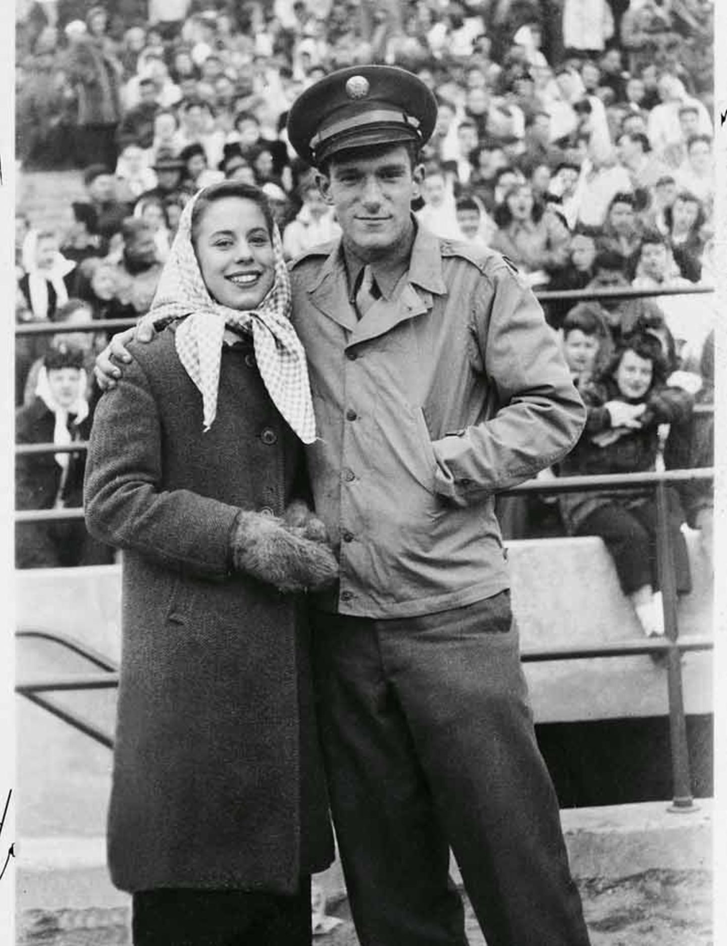 1944 gab's für ihn nur eine Frau: Mildred (Millie) Williams, die er 1949 heiratete und mit der er zwei Kinder hat. Die beiden führten eine offene Beziehung, was für damalige Verhältnisse nicht nur progressiv, sondern ein Skandal war. Der Ehe half's trotzdem nicht, Hefner ließ sich 1959 scheiden.