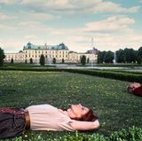 In der Pause eines Covershootings im Gras vor Schloss Drottningholm, Stockholm