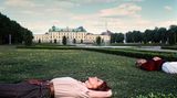 In der Pause eines Covershootings im Gras vor Schloss Drottningholm, Stockholm