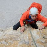 Große Zinne: Nordwand  Gerade der untere Teil der Wand ist eine athletische Herausforderung im VI. und VII. Schwierigkeitsgrad. "Acht Seillängen hintereinander in steilstem und klettertechnisch pausenlos anstrengendem Gelände sind eine ganz besondere Prüfung, noch dazu im schattigen Dunkel der Nordwand", schreiben die Autoren.