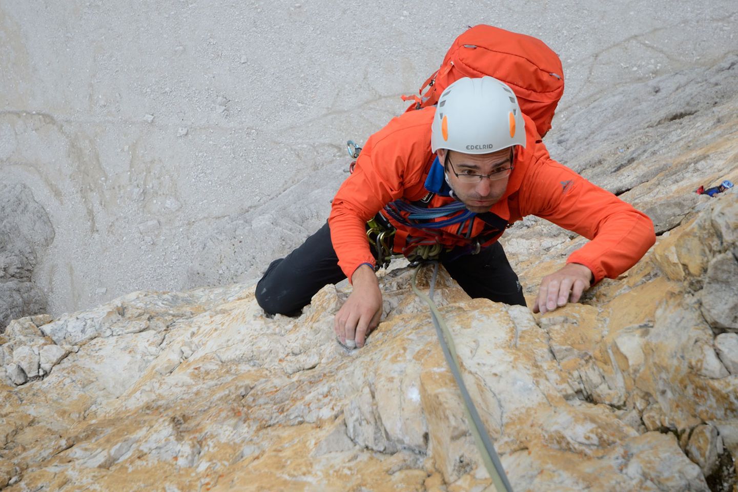 Große Zinne: Nordwand  Gerade der untere Teil der Wand ist eine athletische Herausforderung im VI. und VII. Schwierigkeitsgrad. "Acht Seillängen hintereinander in steilstem und klettertechnisch pausenlos anstrengendem Gelände sind eine ganz besondere Prüfung, noch dazu im schattigen Dunkel der Nordwand", schreiben die Autoren.