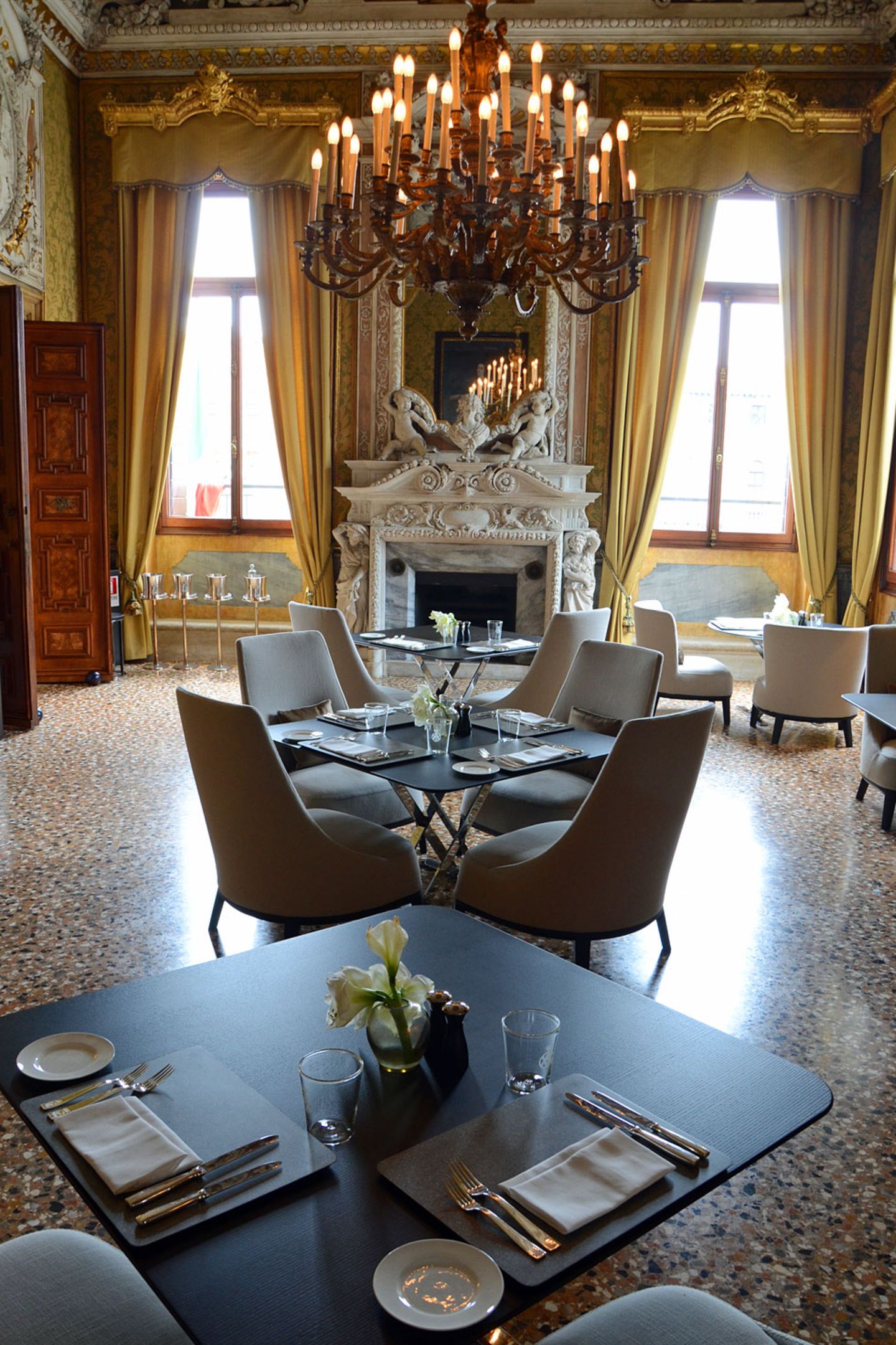 In dem in Gelb gehalten Restaurant werden asiatische und italienische Gerichte serviert.