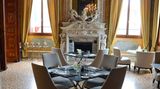 In dem in Gelb gehalten Restaurant werden asiatische und italienische Gerichte serviert.