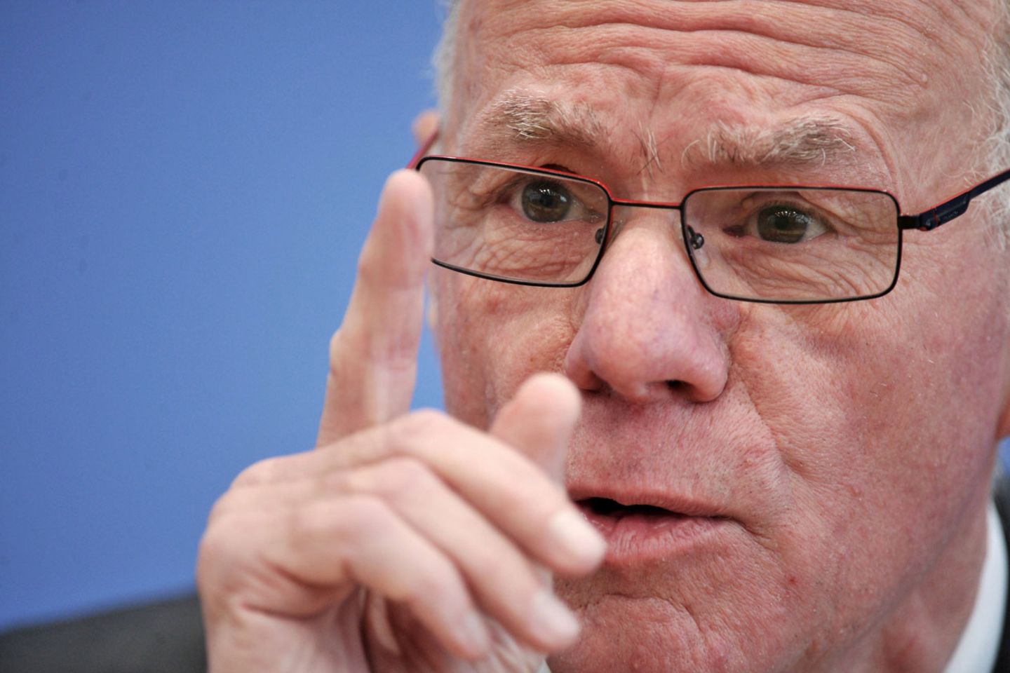 Bundestagspräsident Norbert Lammert (CDU) mag das öffentlich-rechtliche Fernsehen nicht besonders. Wir versuchen, ihm ARD und ZDF wieder schmackhaft zu machen.