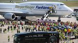 Mit einer besonderen Maschine landete die Mannschaft von Jogi Löw nach dem erfolgreichen Ende der Fußballweltmeisterschaft in Brasilien zur Jubelparade in Berlin. Für den Sonderflug LH2014 hatte die Lufthansa eine Boeing 747-8 mit dem "Siegerflieger"- Schriftzug geschmückt.