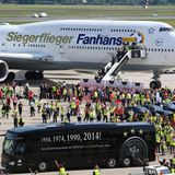 Mit einer besonderen Maschine landete die Mannschaft von Jogi Löw nach dem erfolgreichen Ende der Fußballweltmeisterschaft in Brasilien zur Jubelparade in Berlin. Für den Sonderflug LH2014 hatte die Lufthansa eine Boeing 747-8 mit dem "Siegerflieger"- Schriftzug geschmückt.