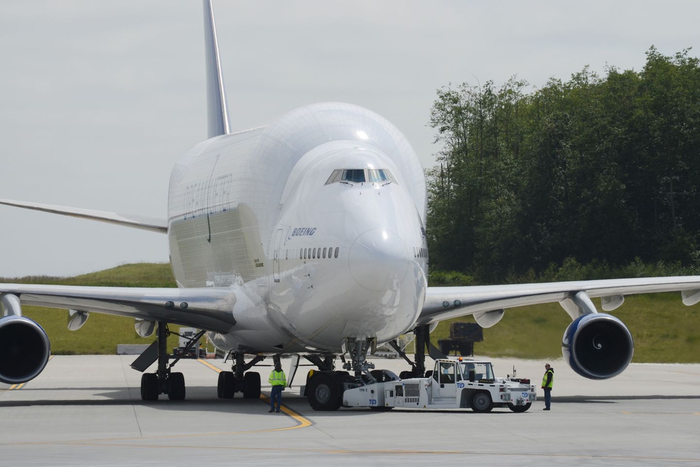 In Anlehnung an den Dreamliner hat Boeing den Dreamlifter entwickelt, ein Frachtflugzeug auf Basis des Jumbojets. Der Rumpfdurchmesser der Boeing 747LCF (Large Cargo Freighter) wurde erheblich erweitert. Hinter dem Cockpit lässt sich das Transportflugzeug aufklappen.