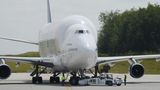 In Anlehnung an den Dreamliner hat Boeing den Dreamlifter entwickelt, ein Frachtflugzeug auf Basis des Jumbojets. Der Rumpfdurchmesser der Boeing 747LCF (Large Cargo Freighter) wurde erheblich erweitert. Hinter dem Cockpit lässt sich das Transportflugzeug aufklappen.