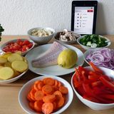 Die Einrichtung ist kinderleicht: In den Bluetooth-Einstellungen wird der Cook Assist ausgewählt, anschließend startet man die Anwendung (gibt es für Android und iOS). Dort wählt man die Zutaten aus, die meisten Gemüsesorten stehen zur Auswahl. Kurios: Einige Allerweltszutaten wie Paprika, Pilze oder Tomaten fehlen. Auch beim Fisch oder Fleisch ist die Auswahl relativ gering. Eigene Zutaten kann man nicht hinzufügen und bei mehr als fünf Zutaten ist Schluss. Beim Umfang sollte WMF in der App unbedingt nachbessern.   Um bessere Gar-Ergebnisse zu erzielen, muss man in der App vor Kochbeginn festlegen, wie groß das gehackte Gemüse, die Fleischstückchen oder Fischfilets sind.