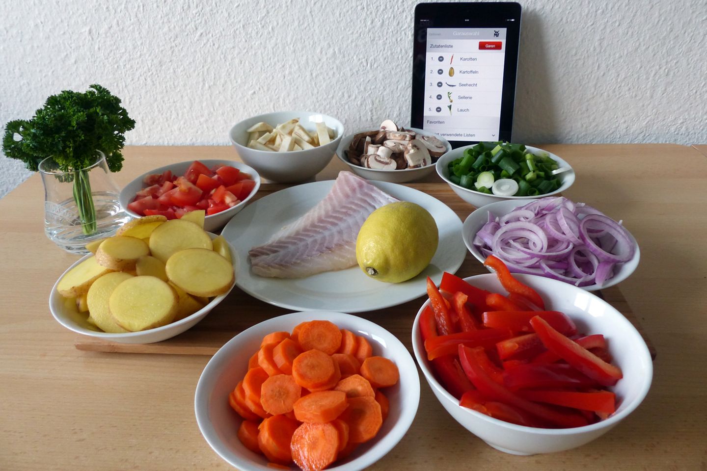 Die Einrichtung ist kinderleicht: In den Bluetooth-Einstellungen wird der Cook Assist ausgewählt, anschließend startet man die Anwendung (gibt es für Android und iOS). Dort wählt man die Zutaten aus, die meisten Gemüsesorten stehen zur Auswahl. Kurios: Einige Allerweltszutaten wie Paprika, Pilze oder Tomaten fehlen. Auch beim Fisch oder Fleisch ist die Auswahl relativ gering. Eigene Zutaten kann man nicht hinzufügen und bei mehr als fünf Zutaten ist Schluss. Beim Umfang sollte WMF in der App unbedingt nachbessern.   Um bessere Gar-Ergebnisse zu erzielen, muss man in der App vor Kochbeginn festlegen, wie groß das gehackte Gemüse, die Fleischstückchen oder Fischfilets sind.