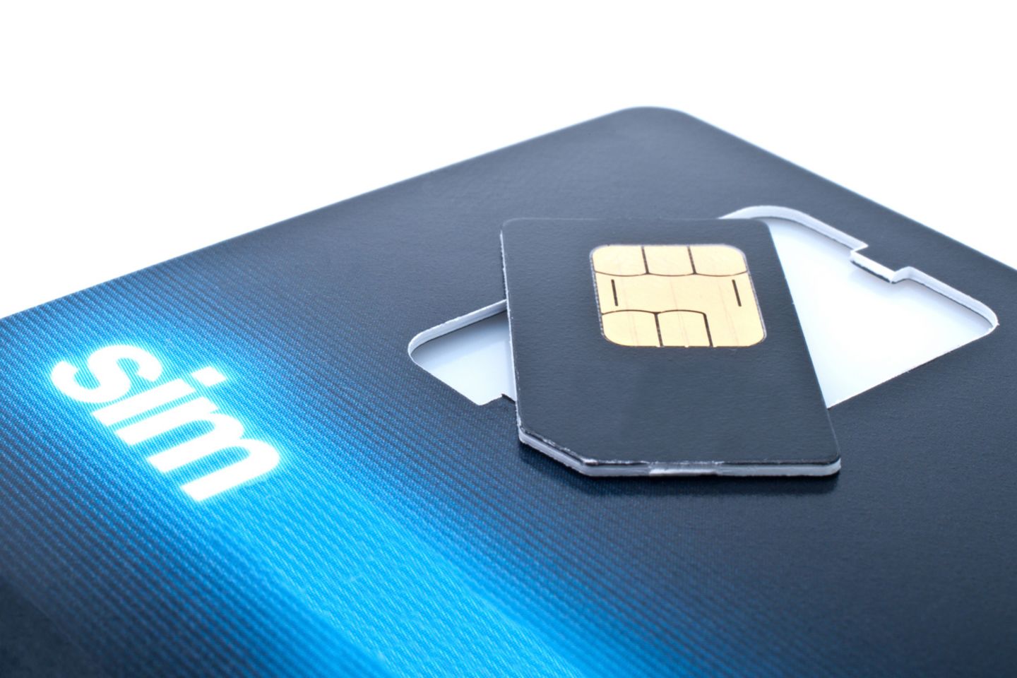 Eigentlich wollte Apple das Ende der SIM-Karte, doch die Provider nehmen den Machtverlust nicht so einfach hin.