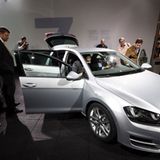 In der günstigsten Variante kommt der Golf VII mit Benzinmotor nach Konzernangaben auf 4,8, als Diesel-Version auf 3,3 Liter.