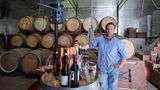 Mit seinen kleinen und großen Weingütern dominiert der Bundesstaat South Australia die Weinproduktion in Down Under. Eine Autostunde südlich von Adelaide experimentiert im McLaren Vale der Winzer Paul Petagna seit 1998 mit den Rebsorten Grenache, Shiraz und Cabernet Sauvignon