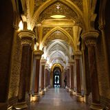 Der Palácio de Monserrate war lange die Sommerresidenz des portugisieschen Hofes. Gebaut 1858, ist er wegen seiner orientalischen Verzierungen ein Musterbeispiel für die Märchenromantik in Sintra