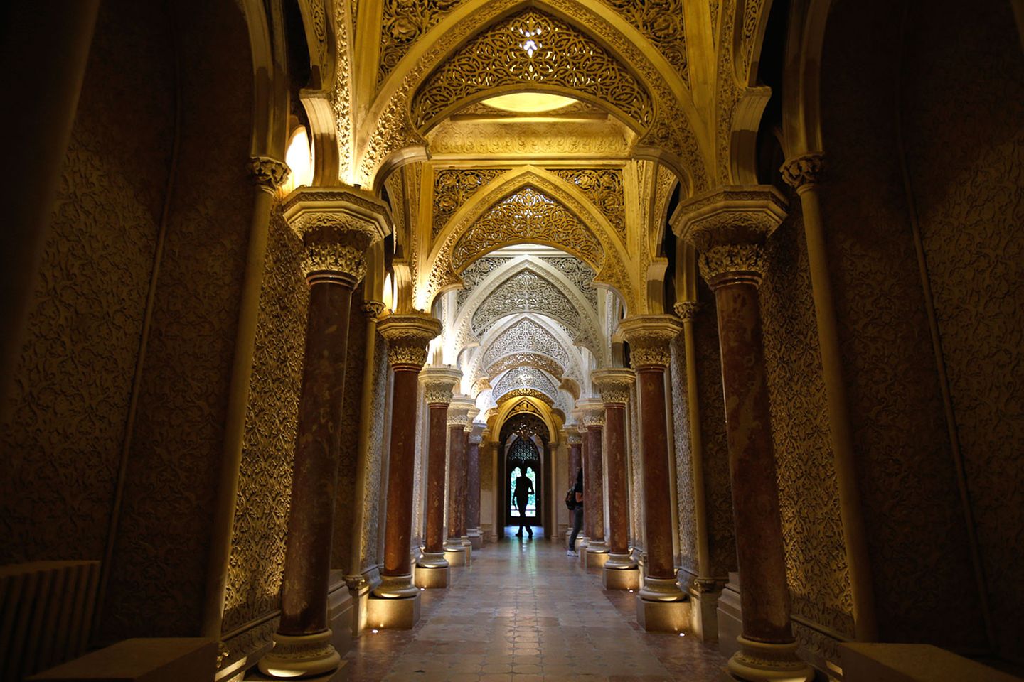 Der Palácio de Monserrate war lange die Sommerresidenz des portugisieschen Hofes. Gebaut 1858, ist er wegen seiner orientalischen Verzierungen ein Musterbeispiel für die Märchenromantik in Sintra