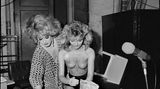 Ja, auch in der DDR gab es Erotik. Ab 1988 gab es staatlich zugelassene Erotikprogramme, die in den Kulturhäusern in Dresden, Berlin oder wie hier in der Stadthalle in Karl-Marx-Stadt aufgeführt wurden. "Erotik-Show" heißt das Bild, es stammt aus der Serie "Erotikprogramm".