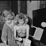 Ja, auch in der DDR gab es Erotik. Ab 1988 gab es staatlich zugelassene Erotikprogramme, die in den Kulturhäusern in Dresden, Berlin oder wie hier in der Stadthalle in Karl-Marx-Stadt aufgeführt wurden. "Erotik-Show" heißt das Bild, es stammt aus der Serie "Erotikprogramm".