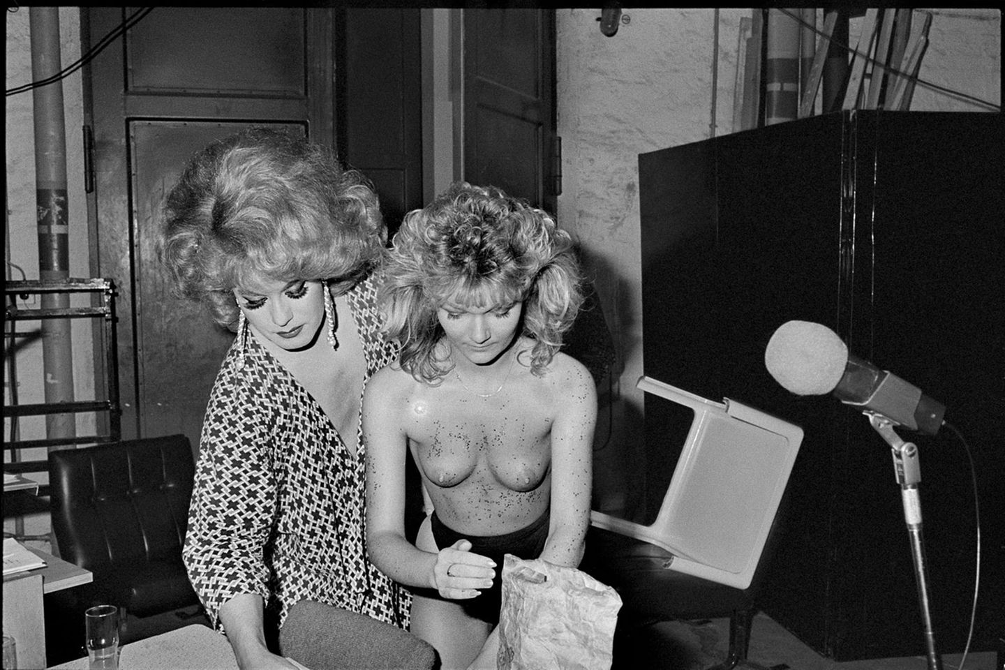 Ja, auch in der DDR gab es Erotik. Ab 1988 gab es staatlich zugelassene Erotikprogramme, die in den Kulturhäusern in Dresden, Berlin oder wie hier in der Stadthalle in Karl-Marx-Stadt aufgeführt wurden. "Erotik-Show" heißt das Bild, es stammt aus der Serie "Erotikprogramm".