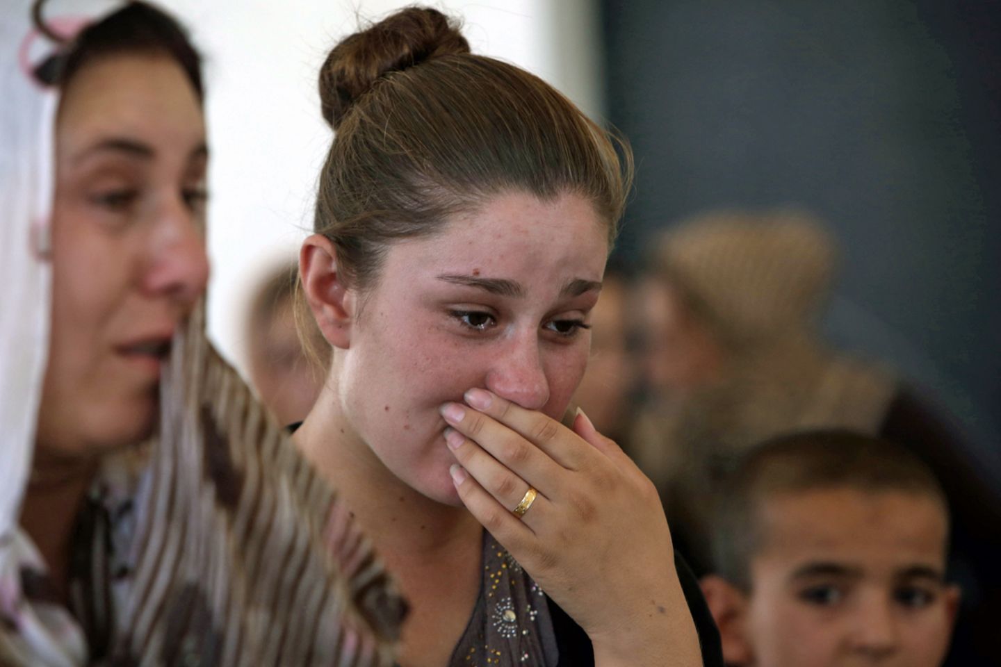 Sie muss weinen: Eine jesidische Frau nach der Flucht aus ihrer Heimat im Nordirak. Die Kurdisch sprechenden Jesiden werden von den Dschihadisten als "Teufelsanbeter" betrachtet und verfolgt.